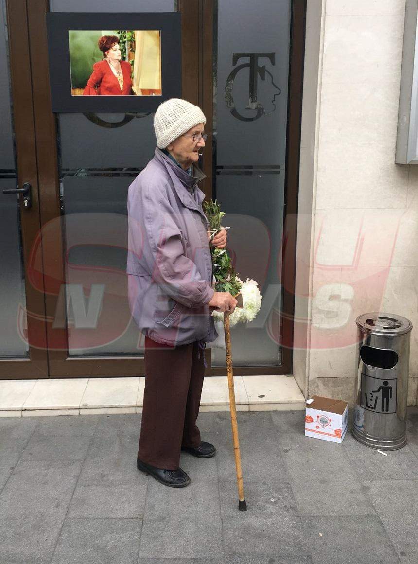 Zeci de oameni o plâng pe Stela Popescu în fața teatrului! Imagini EMOȚIONANTE