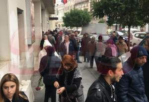 Zeci de oameni o plâng pe Stela Popescu în fața teatrului! Imagini EMOȚIONANTE