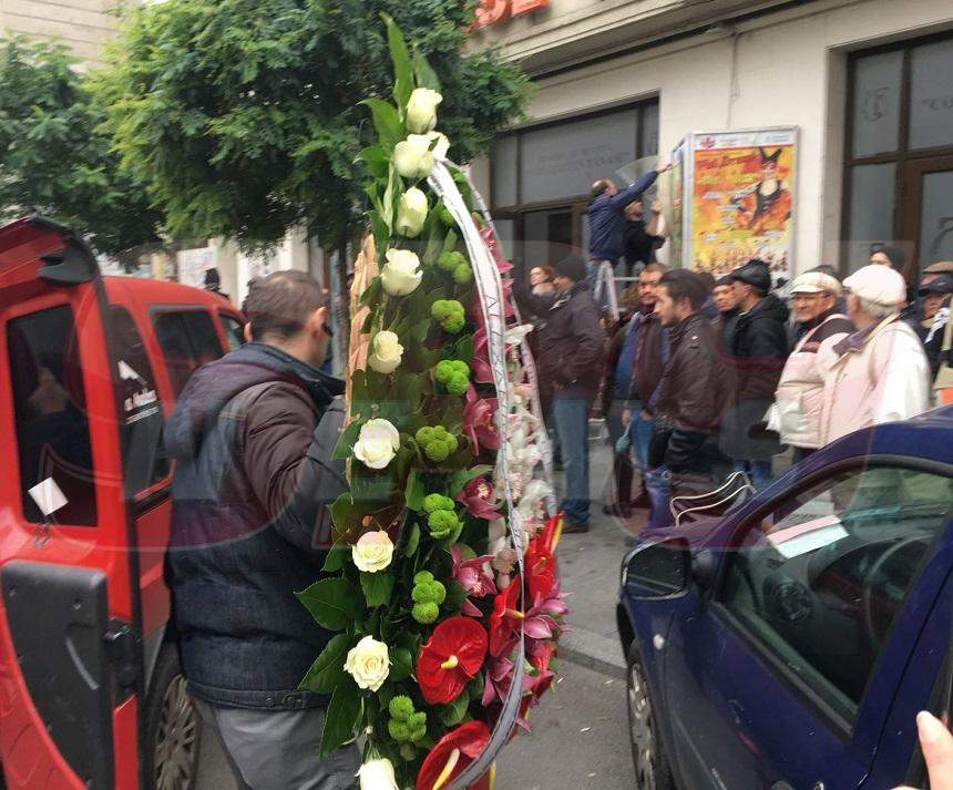 Zeci de oameni o plâng pe Stela Popescu în fața teatrului! Imagini EMOȚIONANTE