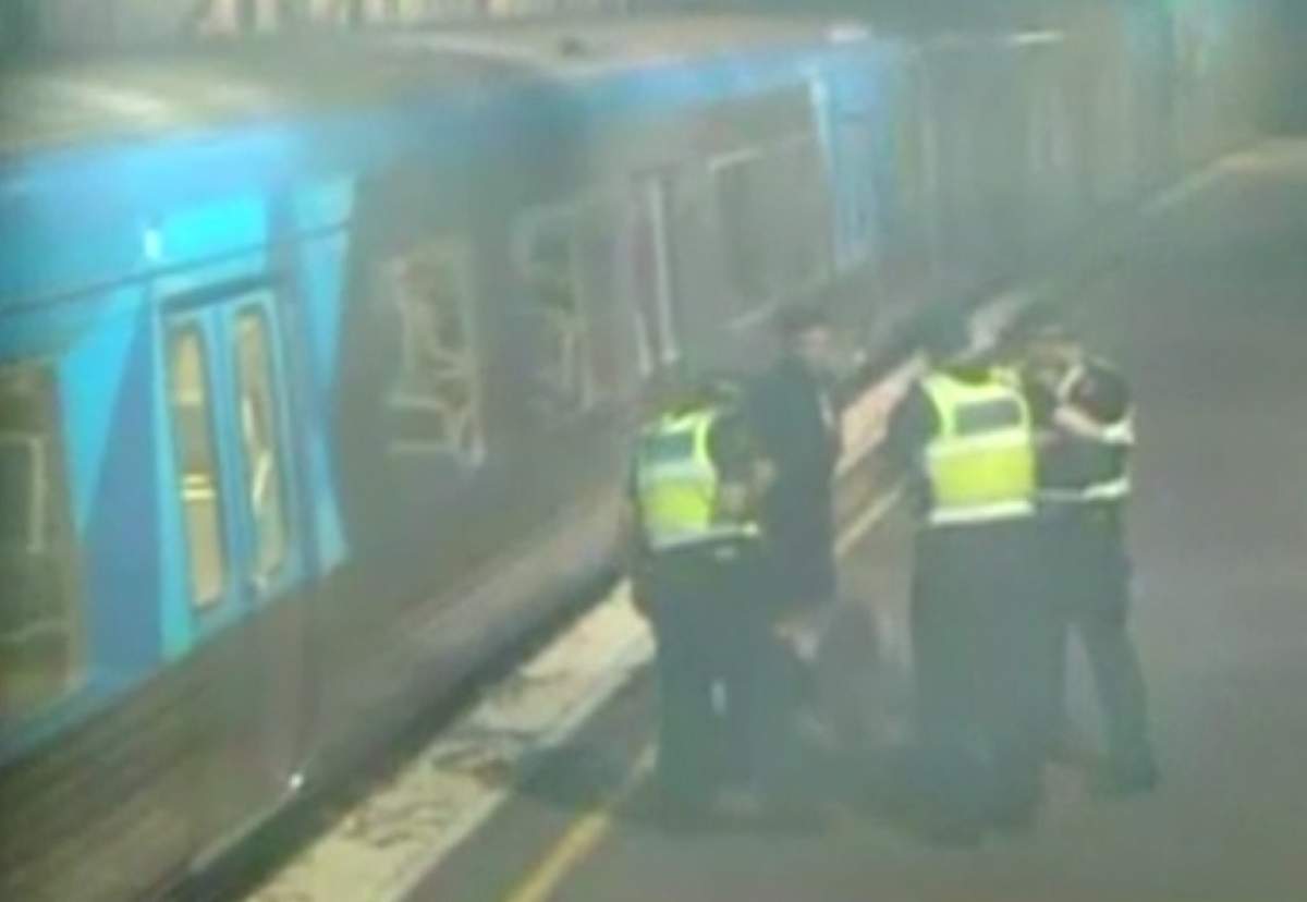 VIDEO / O femeie a fost salvată în ultima clipă de pe șina de tren!