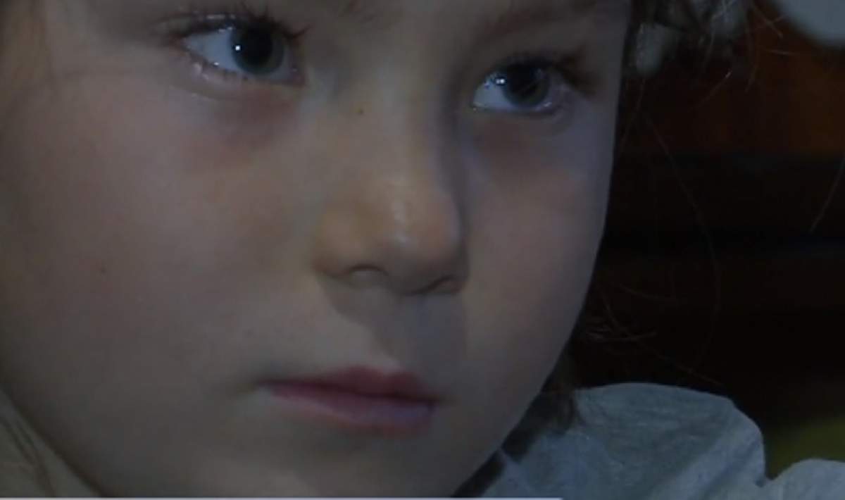 VIDEO / O fetiţă este mamă la 8 ani! Este îngerul fraților părăsiţi de femeia care le-a dat viaţă