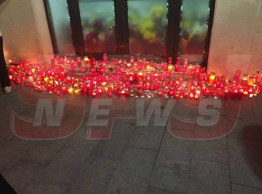 FOTO / Emoţionant! Oamenii şi-au luat adio de la Stela Popescu! Sute de lumânări aprinse în faţa teatrului