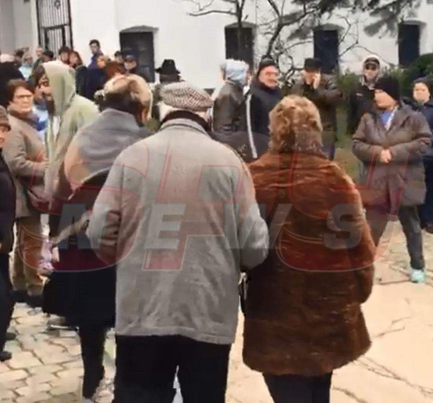 VIDEO PAPARAZZI / Fostul soţ al Stelei Popescu a ajuns la Biserica Sfâtul Gheorghe din Cernica