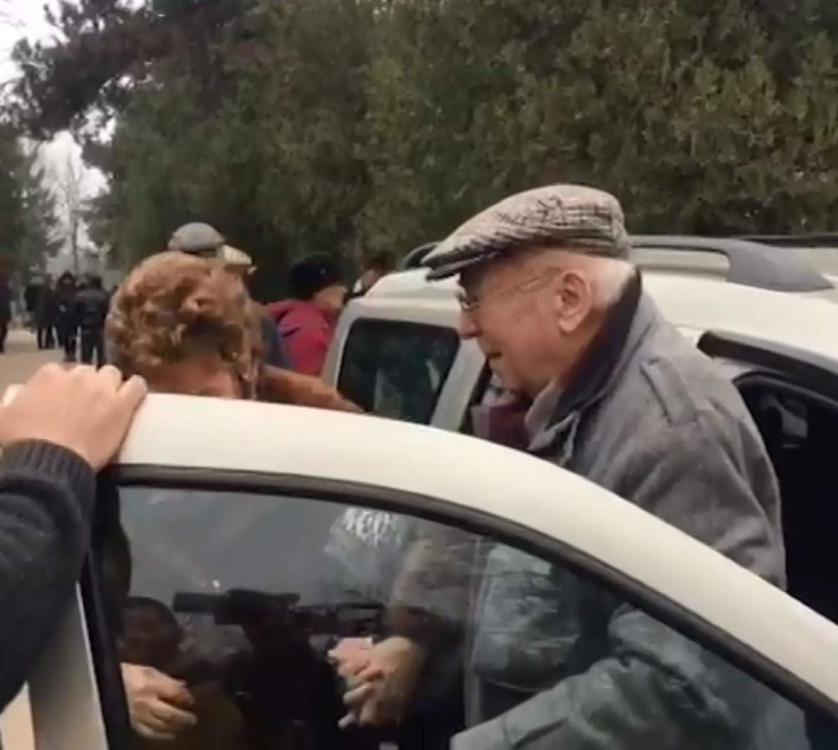 VIDEO PAPARAZZI / Fostul soţ al Stelei Popescu a ajuns la Biserica Sfâtul Gheorghe din Cernica