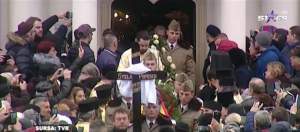 VIDEO / SICRIUL Stelei Popescu a fost scos din Biserică. Trupul a fost ÎNMORMÂNTAT