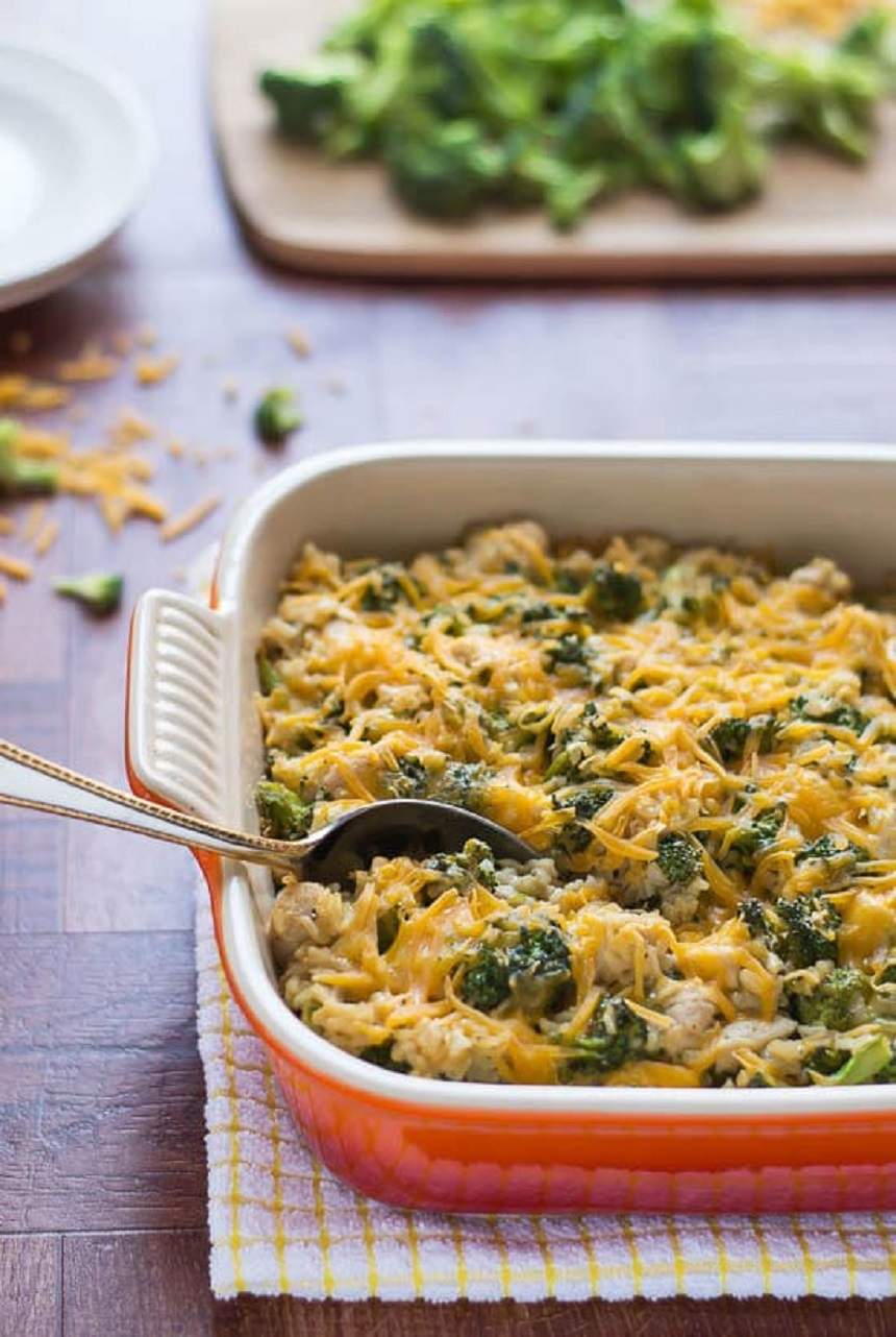 Piept de pui cu broccoli, orez şi brânză Cheddar