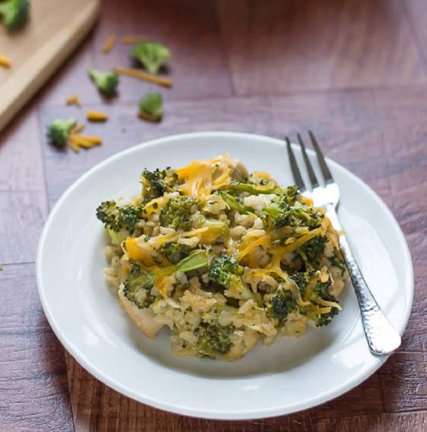 Piept de pui cu broccoli, orez şi brânză Cheddar