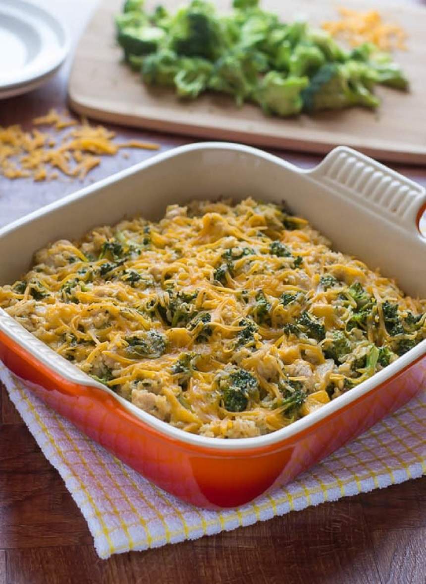 Piept de pui cu broccoli, orez şi brânză Cheddar