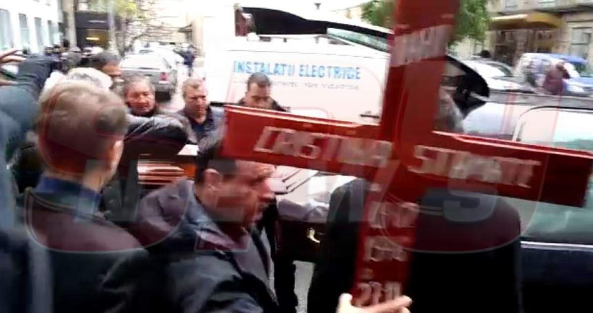VIDEO / Sicriul Cristinei Stamate a fost depus la Teatrul Constantin Tănase!