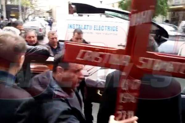 VIDEO / Sicriul Cristinei Stamate a fost depus la Teatrul Constantin Tănase!