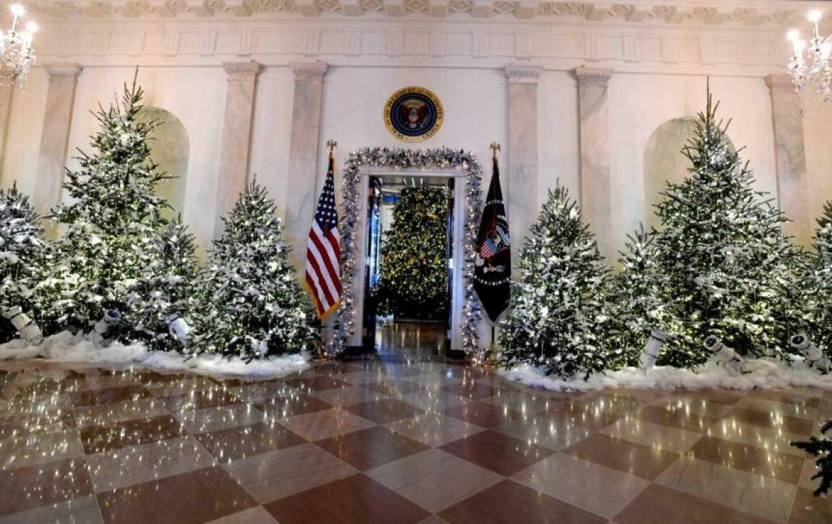 VIDEO / Casa Albă s-a îmbrăcat în sărbătoare. Cum arată ornamentele de vis din locuinţa lui Donald Trump şi a Melaniei Trump
