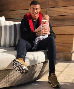 FOTO / Prima imagine cu fetiţa lui Cristiano Ronaldo! Micuţa a strâns milioane de aprecieri