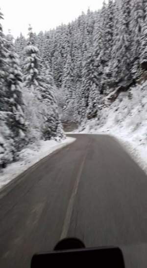 VIDEO / Ninge de 24 de ore în țară! Stratul de zăpadă are 10 cm la Predeal şi Poiana Braşov. Au apărut primele incidente