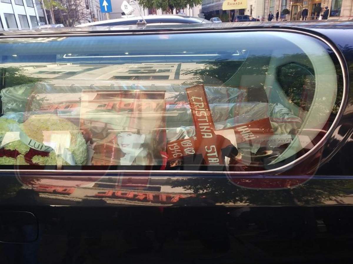 VIDEO / Sicriul cu trupul neînsufleţit al Cristinei Stamate a fost scos din Teatrul Constantin Tănase! Ropote de aplauze pentru regretata actriţă