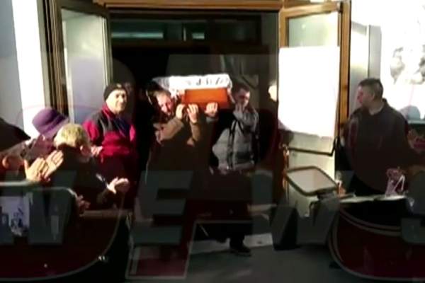 VIDEO / Semnul divin apărut la Teatrul Constantin Tănase, când sicriul cu trupul neînsufleţit al Cristinei Stamate a fost scos