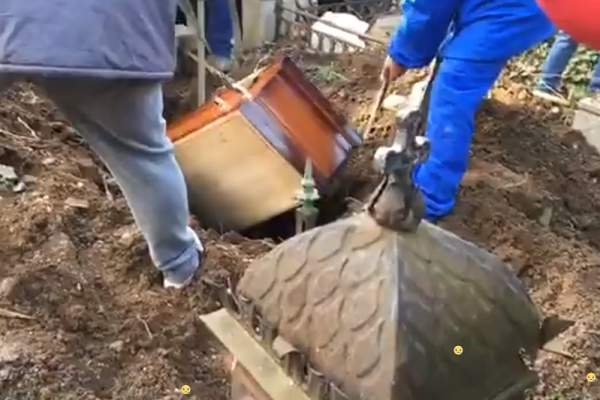 FOTO / Incident la înmormântarea Cristinei Stamate! Ce s-a întâmplat când sicriul a fost pus în groapă
