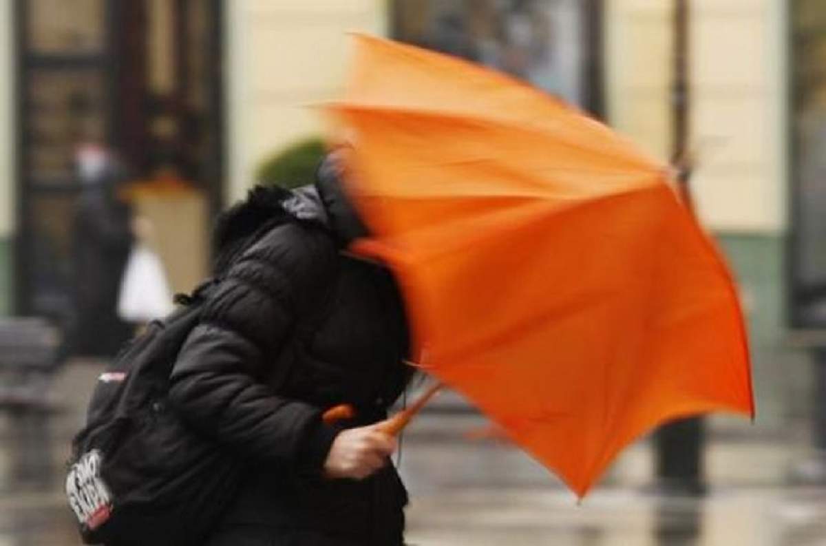 Nu scăpăm de ploi, dar va fi şi vânt puternic! Meteorologii au emis cod galben de viscol pentru mai multe judeţe