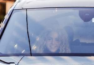 FOTO / Shakira a făcut hemoragie și a fost dusă de urgență la medic. Pique, surprins de paparazzi, îngrijorat
