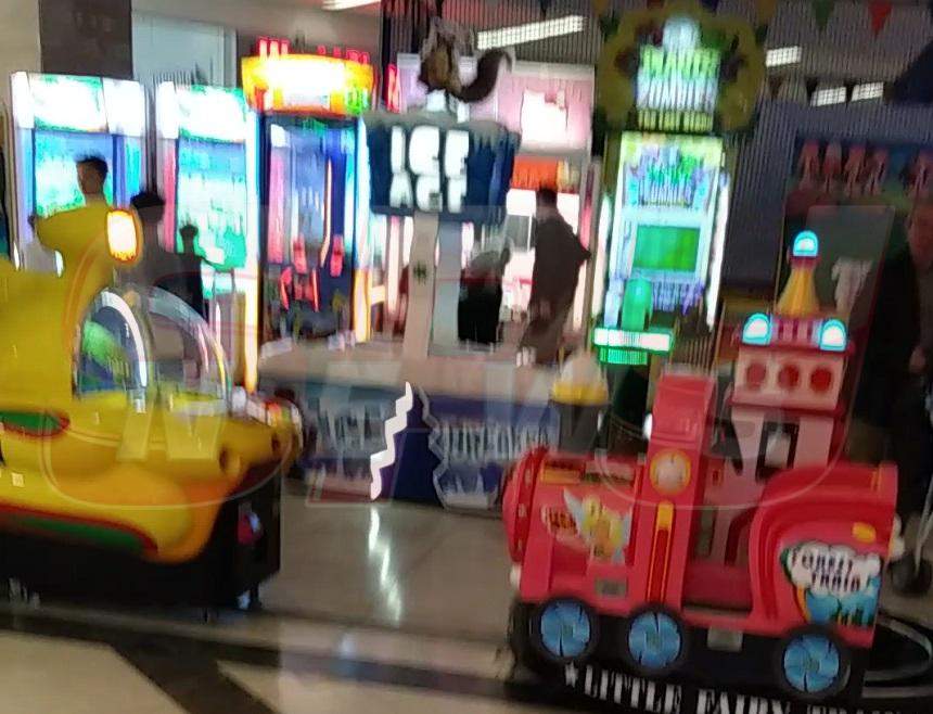Adi Sînă și Anca Serea, show cu copiii lor, la locul de joacă! Video paparazzi