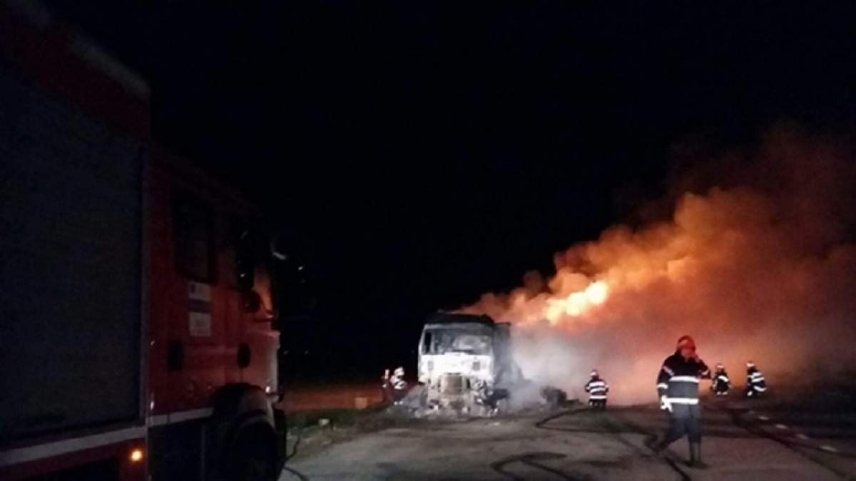 Un TIR încărcat a luat foc în mers pe străzile de România! Totul a fost distrus