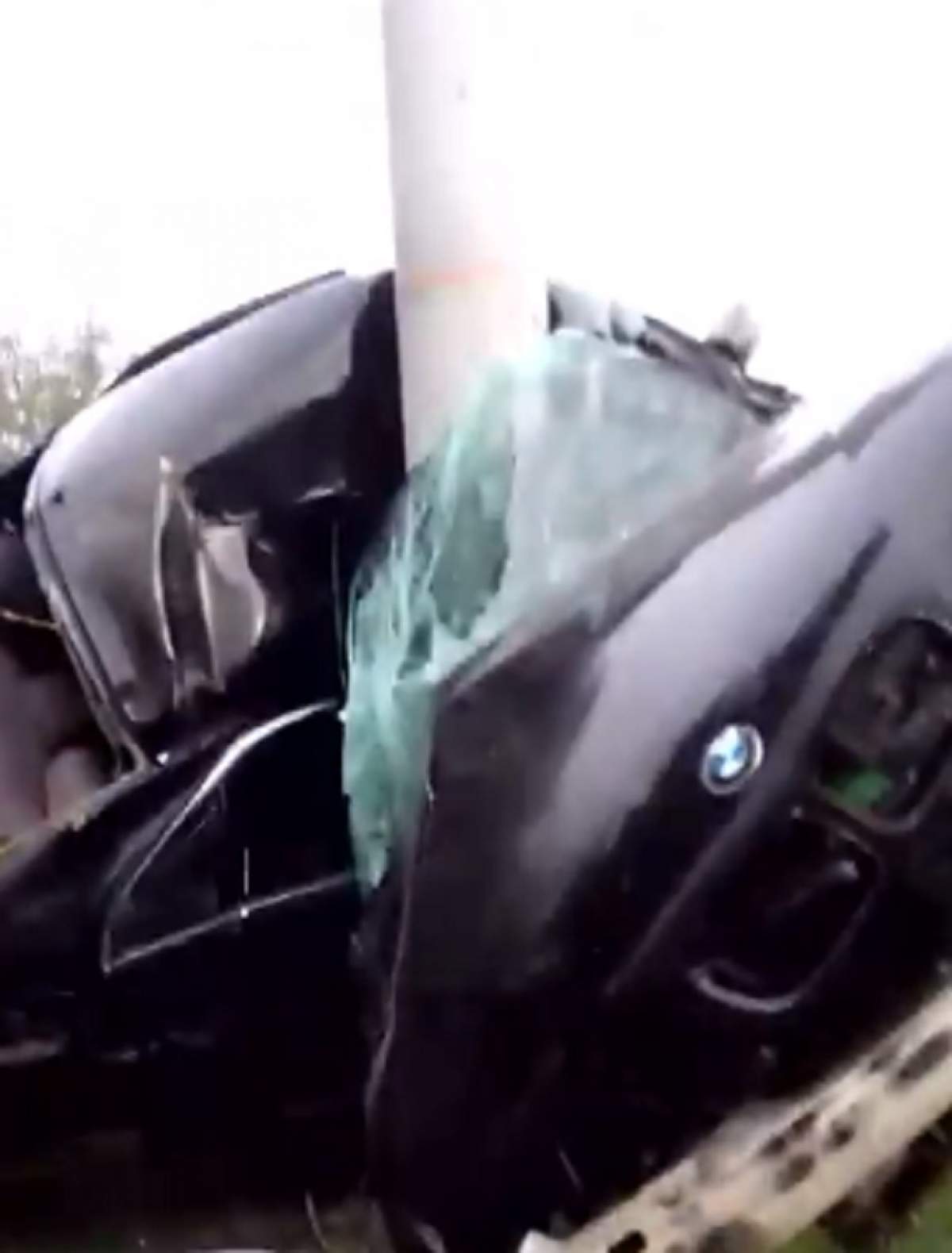 VIDEO / Accident dramatic în Ilfov! O mașină a ajuns morman de fiare, după ce a lovit puternic un stâlp