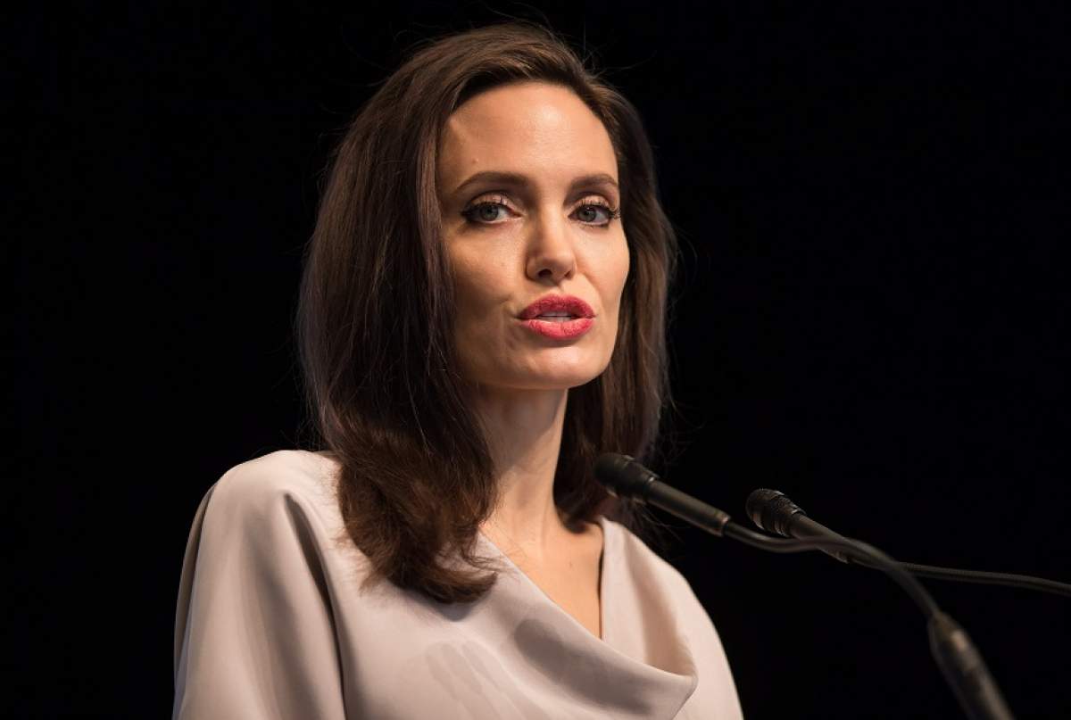 FOTO&VIDEO / Scrisoarea emoţionantă a Angelinei Jolie pentru mama moartă: "Vorbesc cu ea des în minea mea"