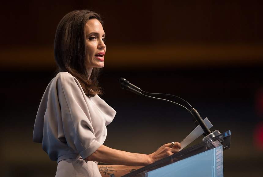 FOTO&VIDEO / Scrisoarea emoţionantă a Angelinei Jolie pentru mama moartă: "Vorbesc cu ea des în minea mea"