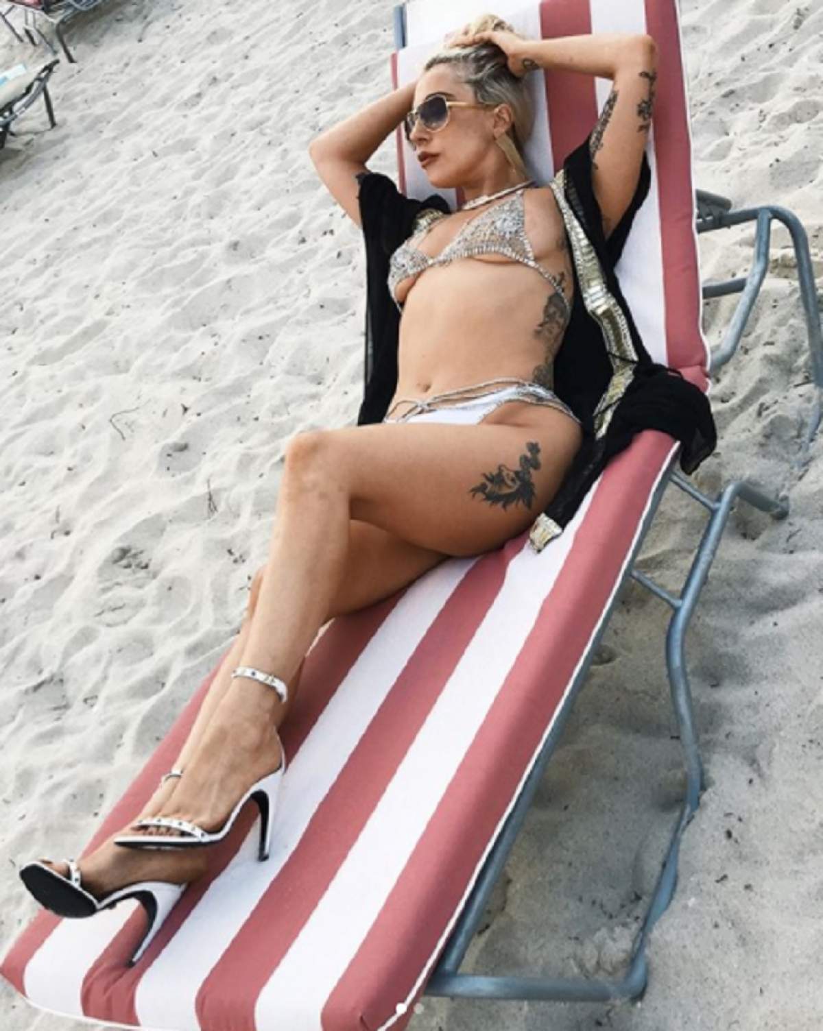 FOTO / Lady Gaga, apariţie ruşinoasă pe o plajă! Costumul de baie minuscul a lăsat tot la vedere