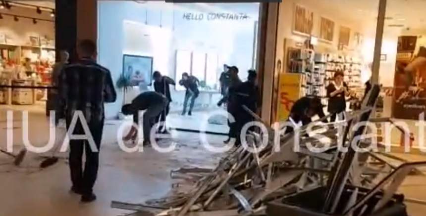 O bucată din tavanul unui mall din Constanța a căzut, la doar câteva săptămâni după ce, tot acolo, a izbucnit un incendiu