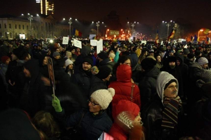 VIDEO / Era să fie călcat de mașină la protest! Zeci de mii de oameni au ieșit în stradă