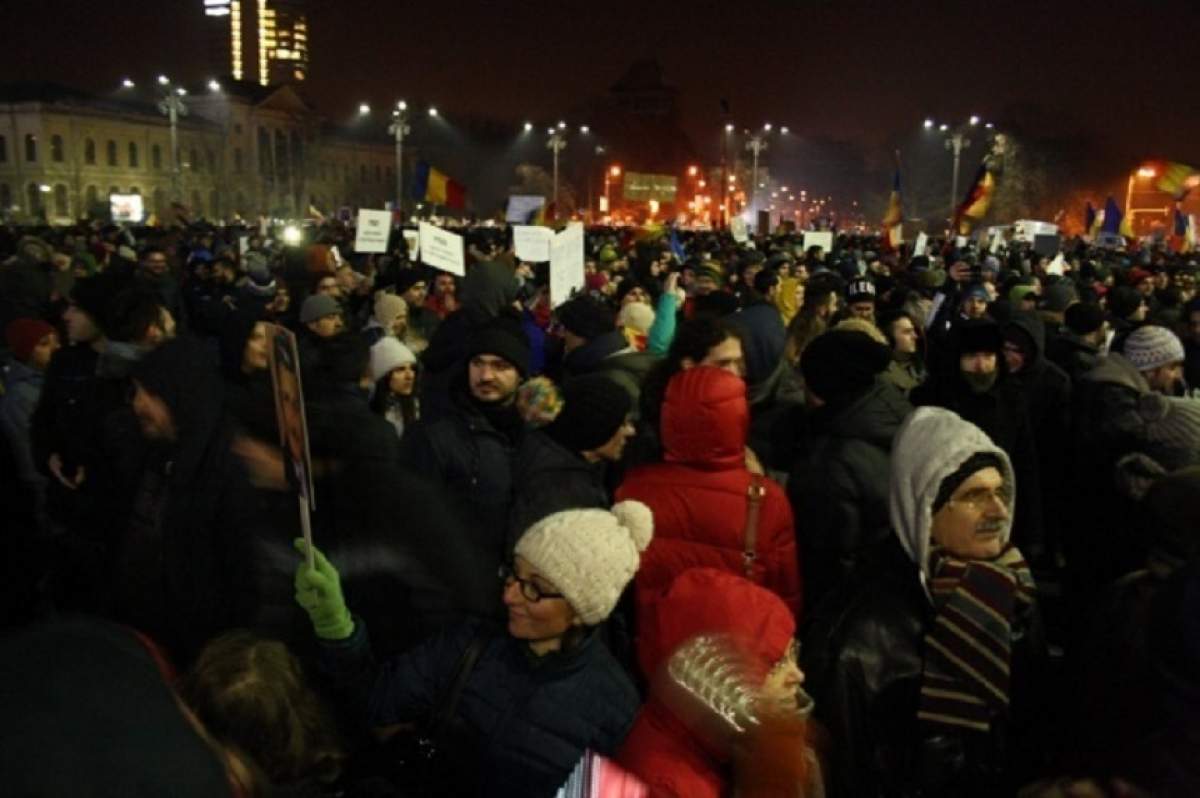 VIDEO / Era să fie călcat de mașină la protest! Zeci de mii de oameni au ieșit în stradă