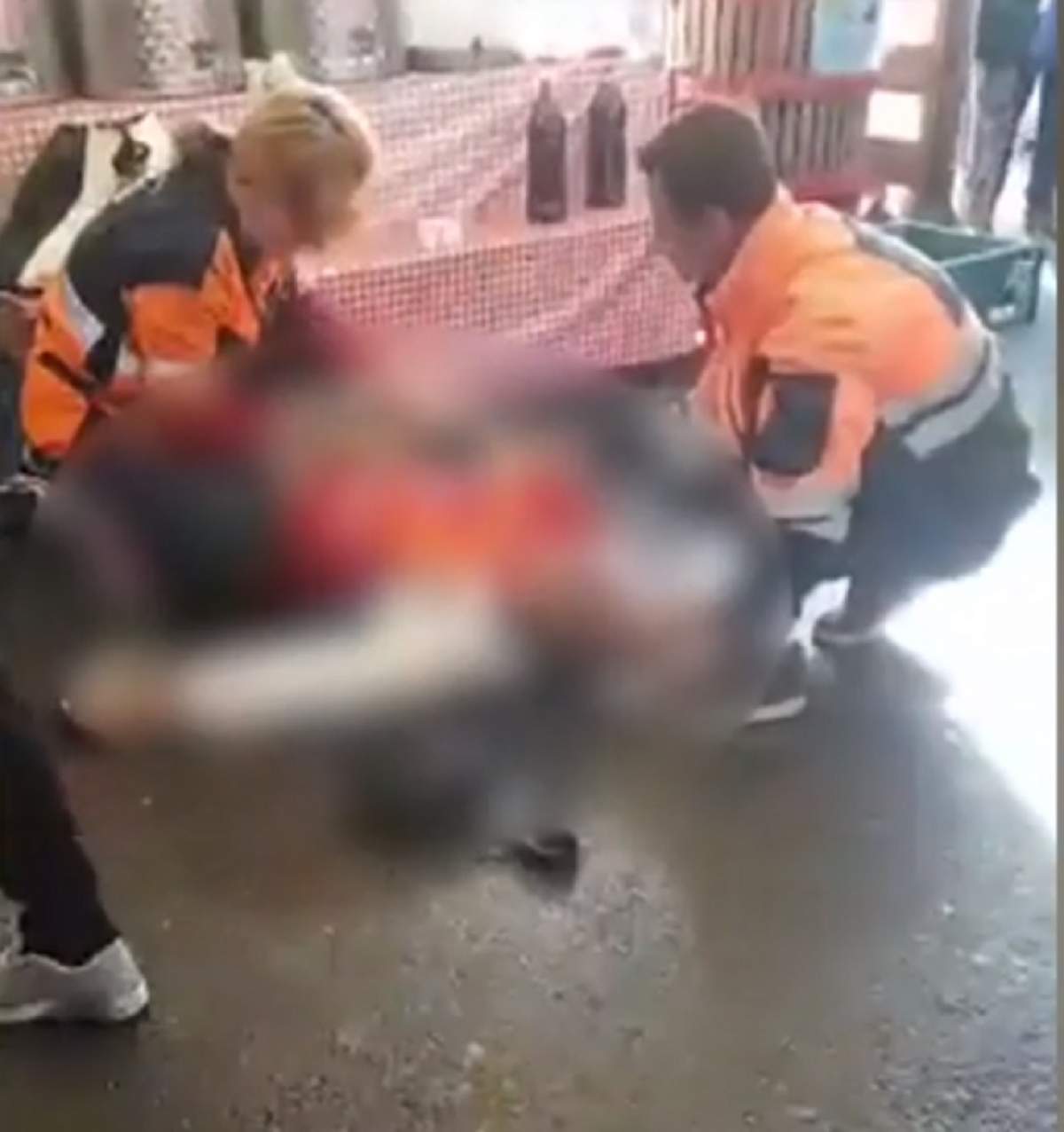 VIDEO / Bucureştean mort în stradă. Medicii sunt acuzaţi că nu au ştiut să-i acorde ajutor