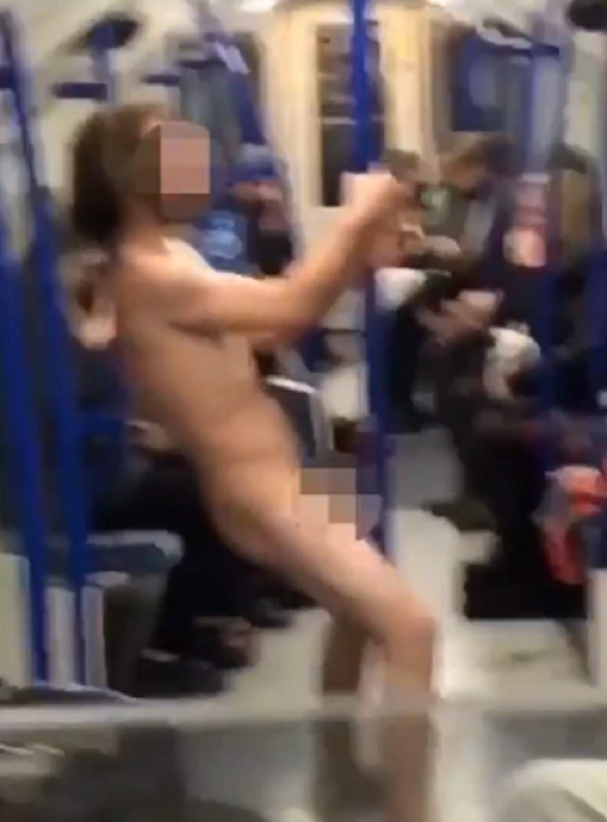 VIDEO / Show erotic în tren! Un bărbat gol PUŞCĂ a dansat la bară! Cum au reacţionat oamenii