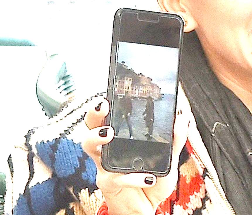 FOTO / Ce are Simona Halep pe telefon! Ce au observat paparazzii când au dat zoom