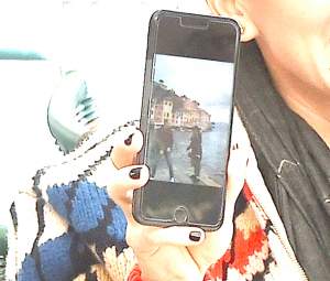 FOTO / Ce are Simona Halep pe telefon! Ce au observat paparazzii când au dat zoom