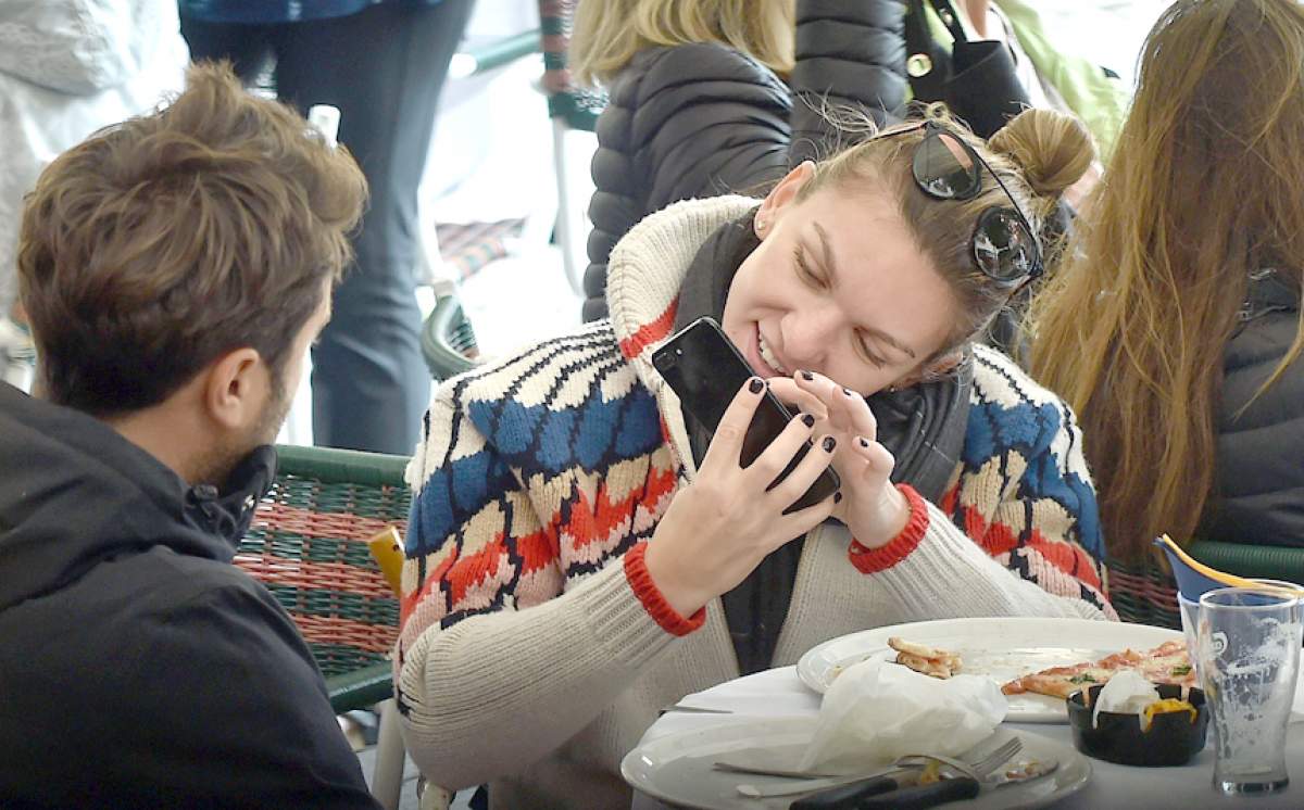 FOTO / Ce are Simona Halep pe telefon! Ce au observat paparazzii când au dat zoom