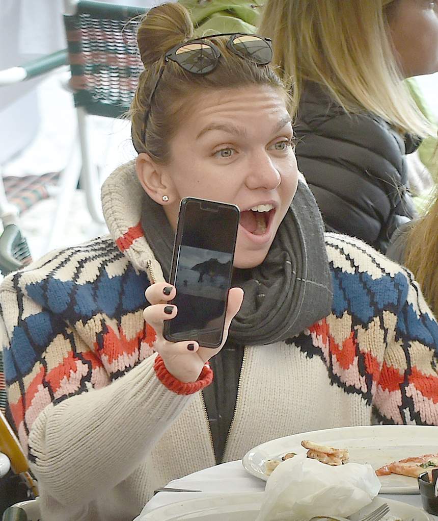 FOTO / Ce are Simona Halep pe telefon! Ce au observat paparazzii când au dat zoom