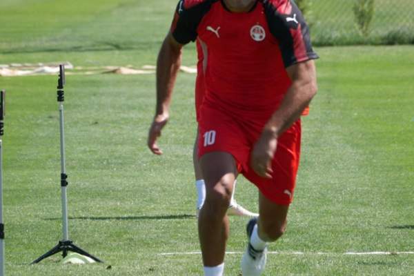 Cunoscut jucător de fotbal, în stare de inconştientă pe teren, după ce a fost lovit în piept