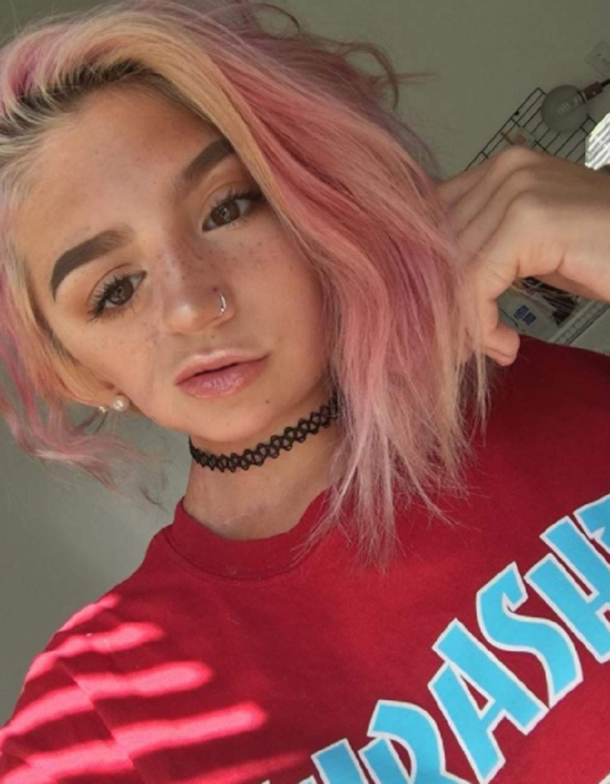 FOTO / Vloggeriţa de 14 ani care a rămas cu faţa deformată, după ce a luptat cu cancerul: "Am fost geloasă pe toată lumea"