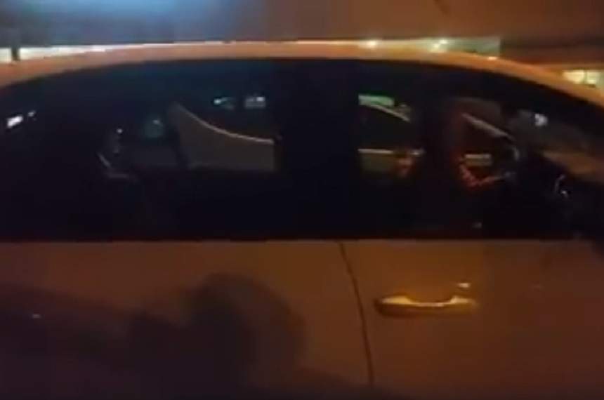 Și-a lăsat fetițele în mașină și a plecat liniștită la cumpărături! Una dintre micuțe a pornit autoturismul. E șocant ce a urmat