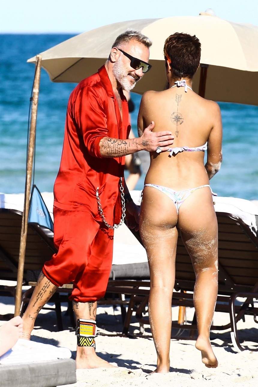 FOTO / Gianluca Vacchi a făcut furori pe plajă! Milionarul excentric, surprins alături de o femeie misterioasă şi... flască