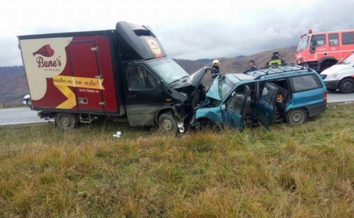 Accident GRAV în Caraş-Severin! Sunt 3 morţi şi 2 răniţi, după ce un şofer a intrat în depăşire