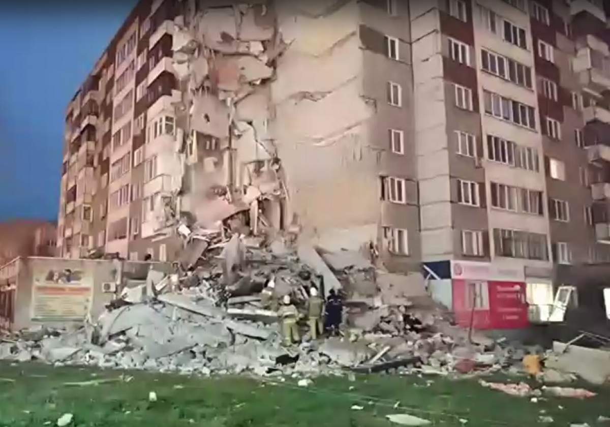 VIDEO /  Imagini dramatice! Un bloc cu 9 etaje s-a prăbușit. Oamenii sunt prinși sub dărâmături