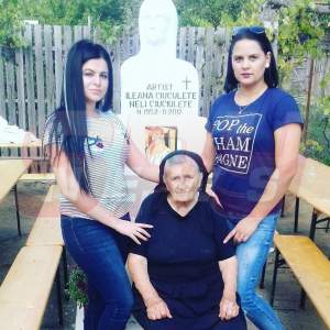 FOTO / Adunare mare la bustul Ilenei Ciuculete! Familia, zâmbitoare alături de monumentul artistei