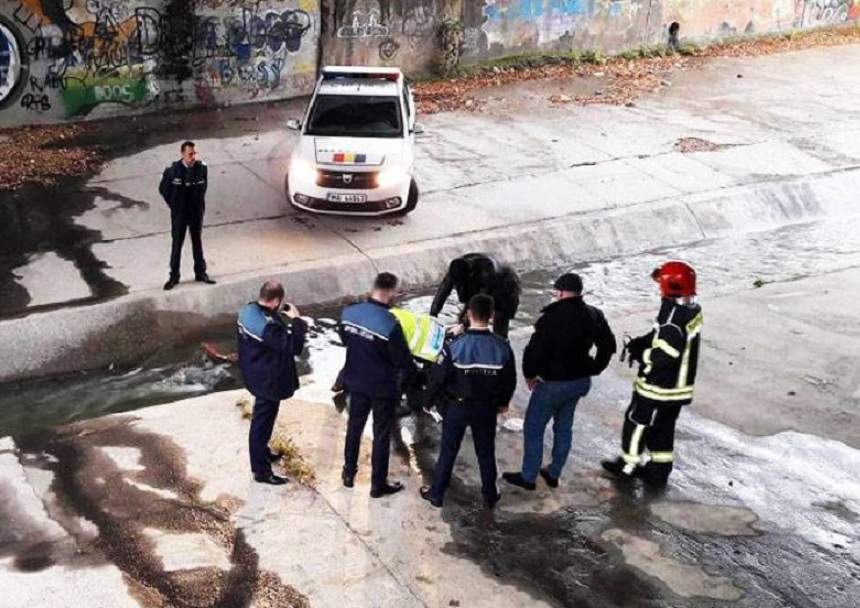 FOTO / Descoperire sumbră în Piatra Neamț! Cadavru, cu capul băgat într-un canal. Imagini șocante