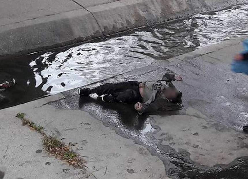 FOTO / Descoperire sumbră în Piatra Neamț! Cadavru, cu capul băgat într-un canal. Imagini șocante