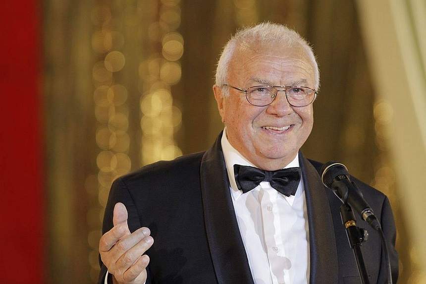 FOTO / Alexandru Arșinel a înlocuit-o pe Stela Popescu! Cum arată bruneta sexy alături de care a plecat în Spania