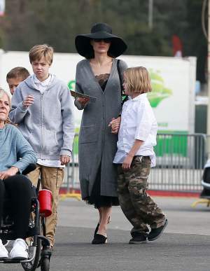 FOTO / Angelina Jolie, piele şi os, dar cu sfârcurile la vedere! Cum s-a afişat în public, după ce a spus că va petrece sărbătorile cu Brad Pitt