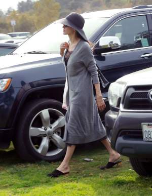 FOTO / Angelina Jolie, piele şi os, dar cu sfârcurile la vedere! Cum s-a afişat în public, după ce a spus că va petrece sărbătorile cu Brad Pitt