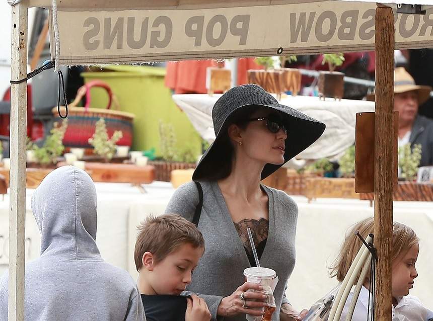 FOTO / Angelina Jolie, piele şi os, dar cu sfârcurile la vedere! Cum s-a afişat în public, după ce a spus că va petrece sărbătorile cu Brad Pitt